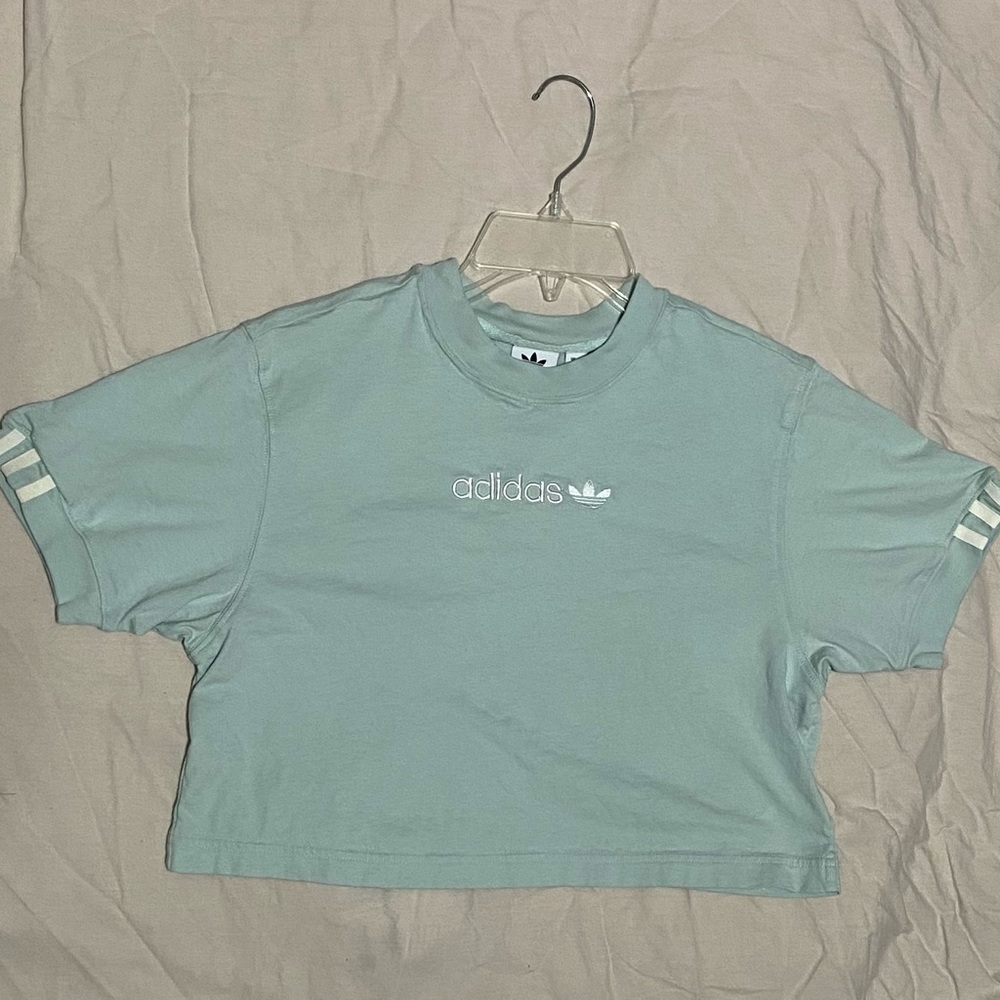 ✨ADIDAS CROPPED TEE✨